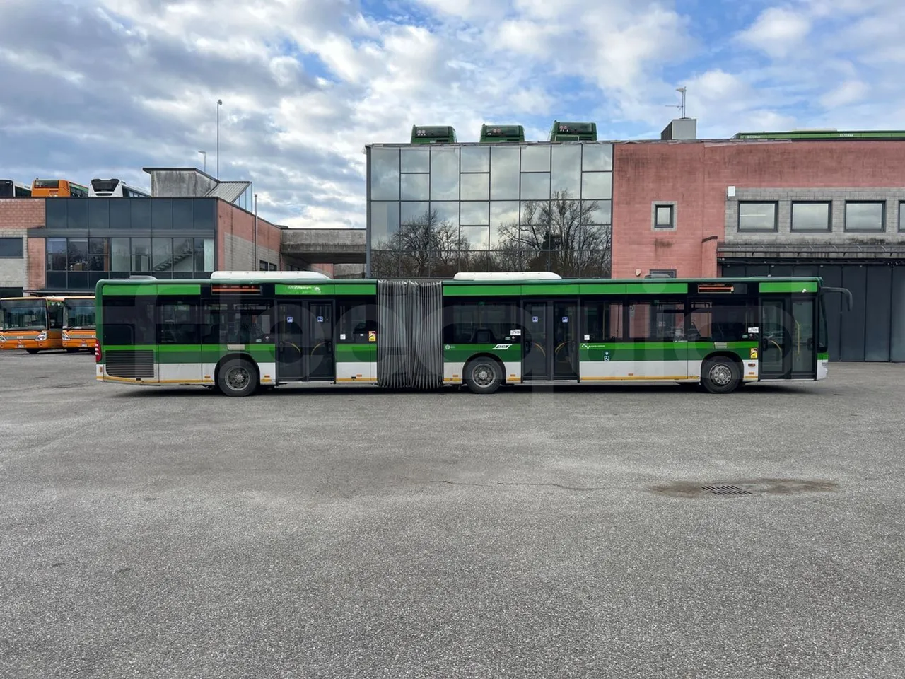 Mercedes-Benz O 530 G- 3P - Euro5 - 260kW - 17.940mt - right side doors closed