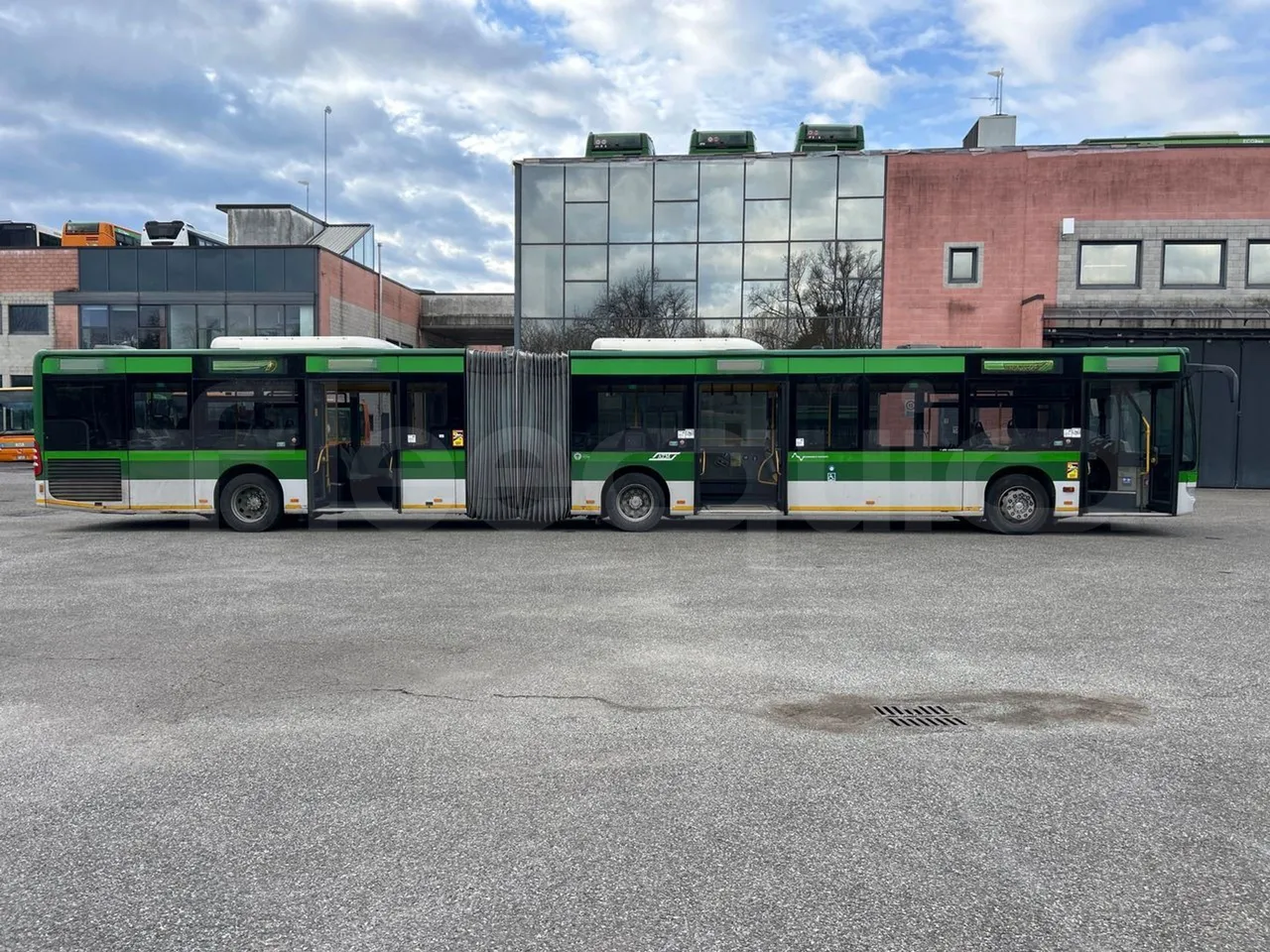 Mercedes-Benz O 530 G- 3P - Euro5 - 260kW - 17.940mt - right side doors open