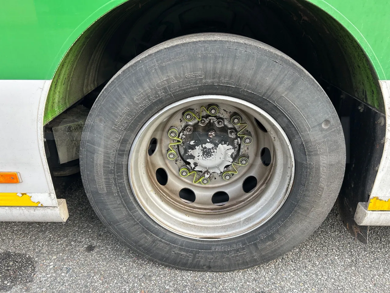 Mercedes-Benz O 530 G- 3P - Euro5 - 260kW - 17.940mt - front left tire measurements