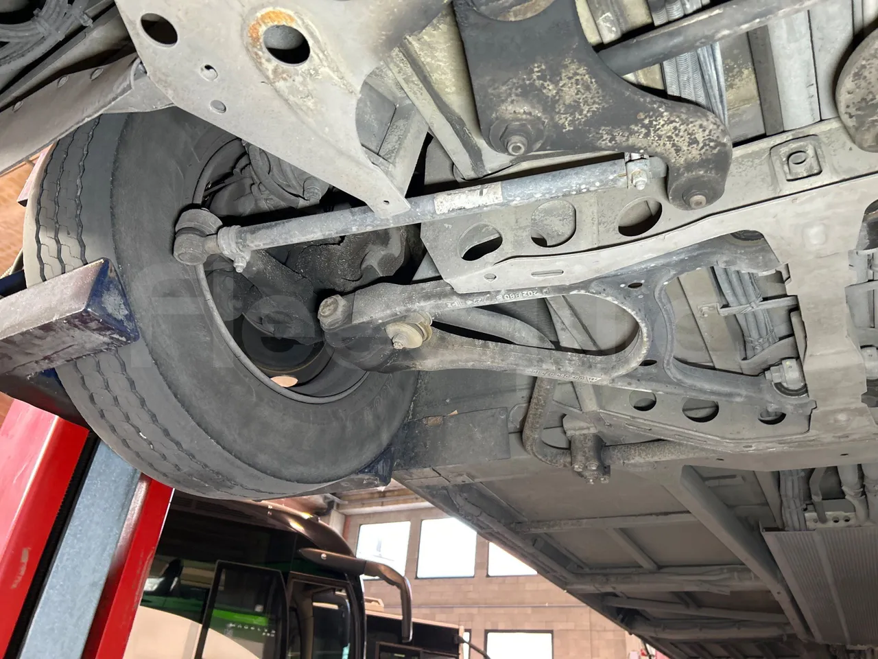Mercedes-Benz O 530 G- 3P - Euro5 - 260kW - 17.940mt - front axle right side