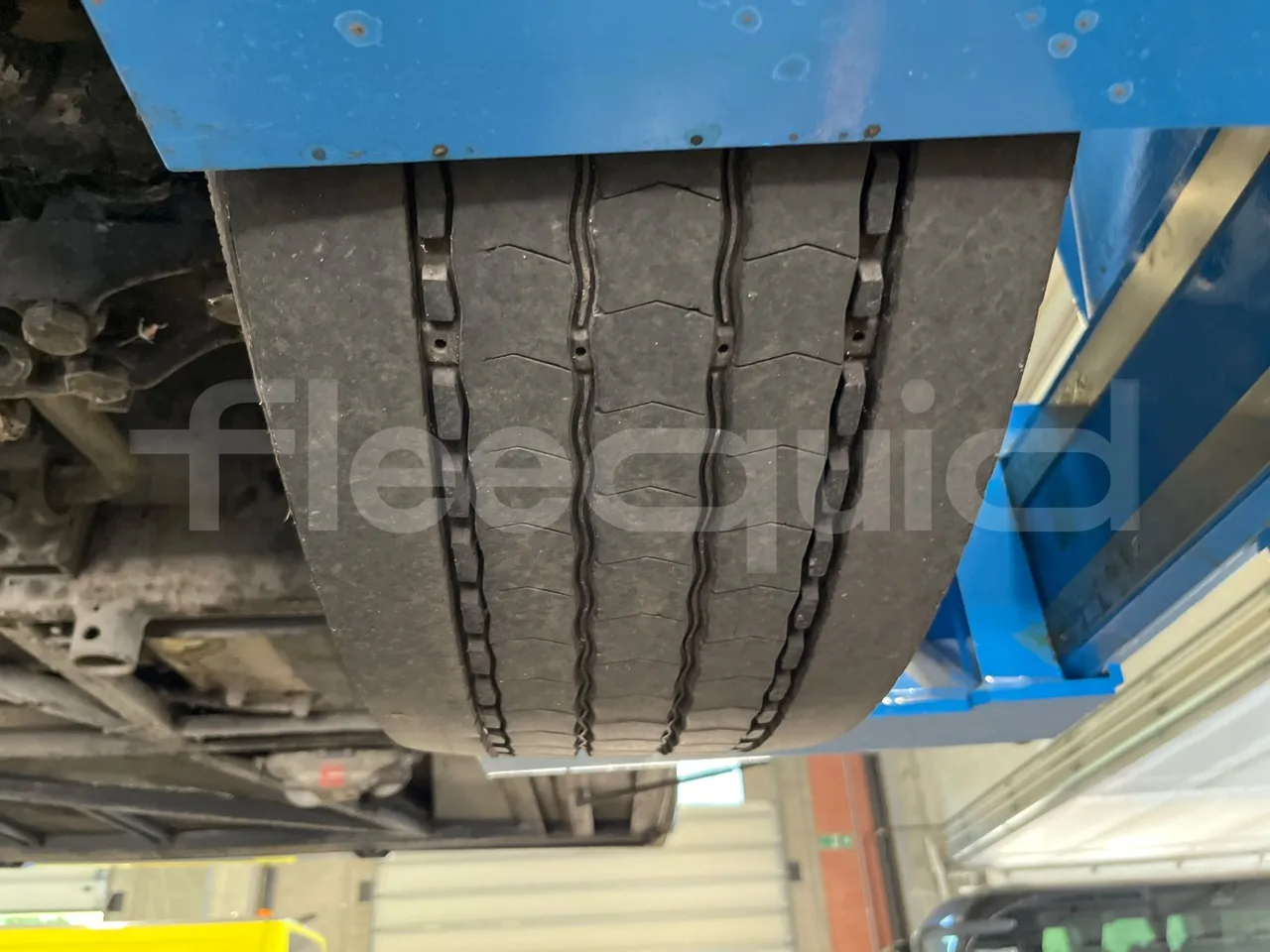 Mercedes-Benz Integro 0550-EUR3-220kW-12m - tread condition front tires left