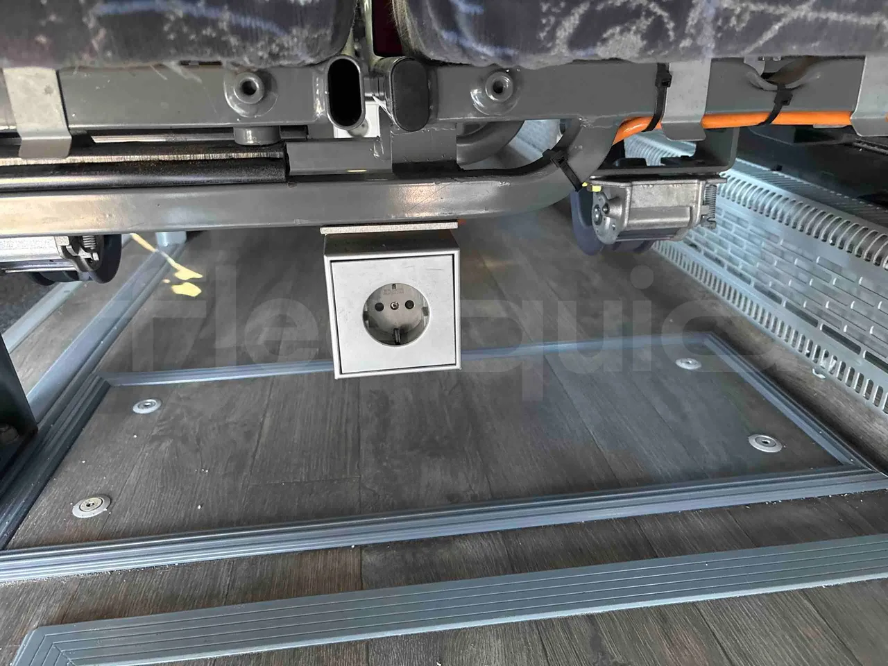 Scania M330 TDX1X3 - Euro6 - 331kW - 13mt - power outlets detail