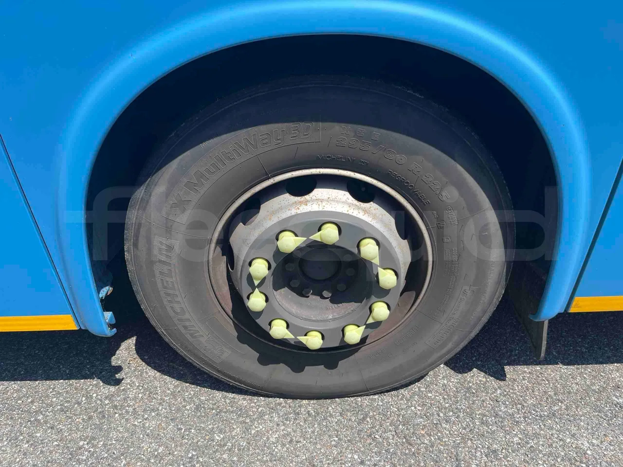 Iveco Crossway - First Axle Left Side: Complete Tyre