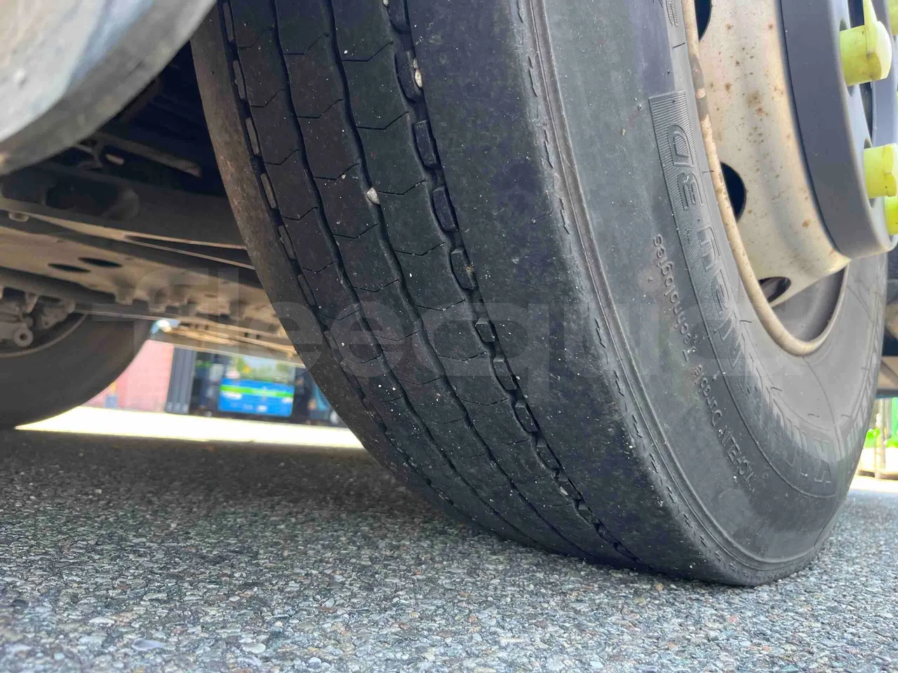 Iveco Crossway - tread condition front tires right