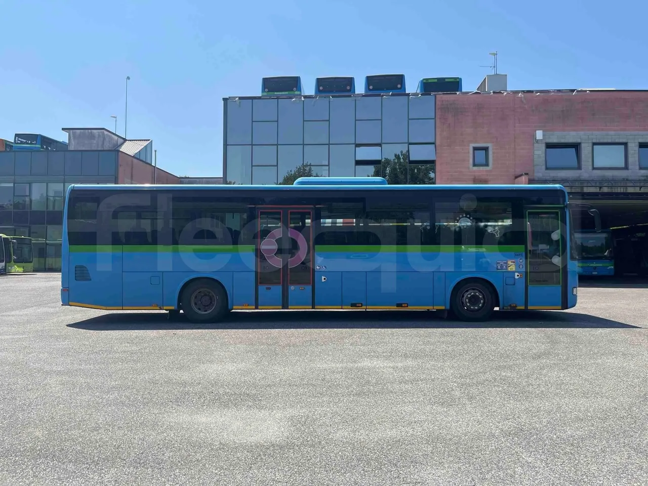 Iveco Crossway - right side doors closed