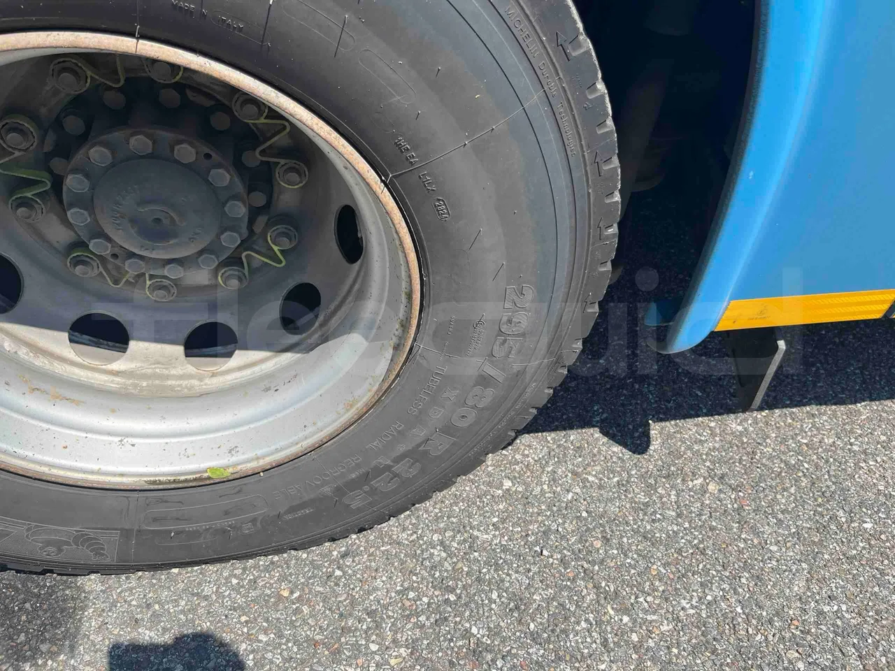 Iveco Crossway - rear left tire photo