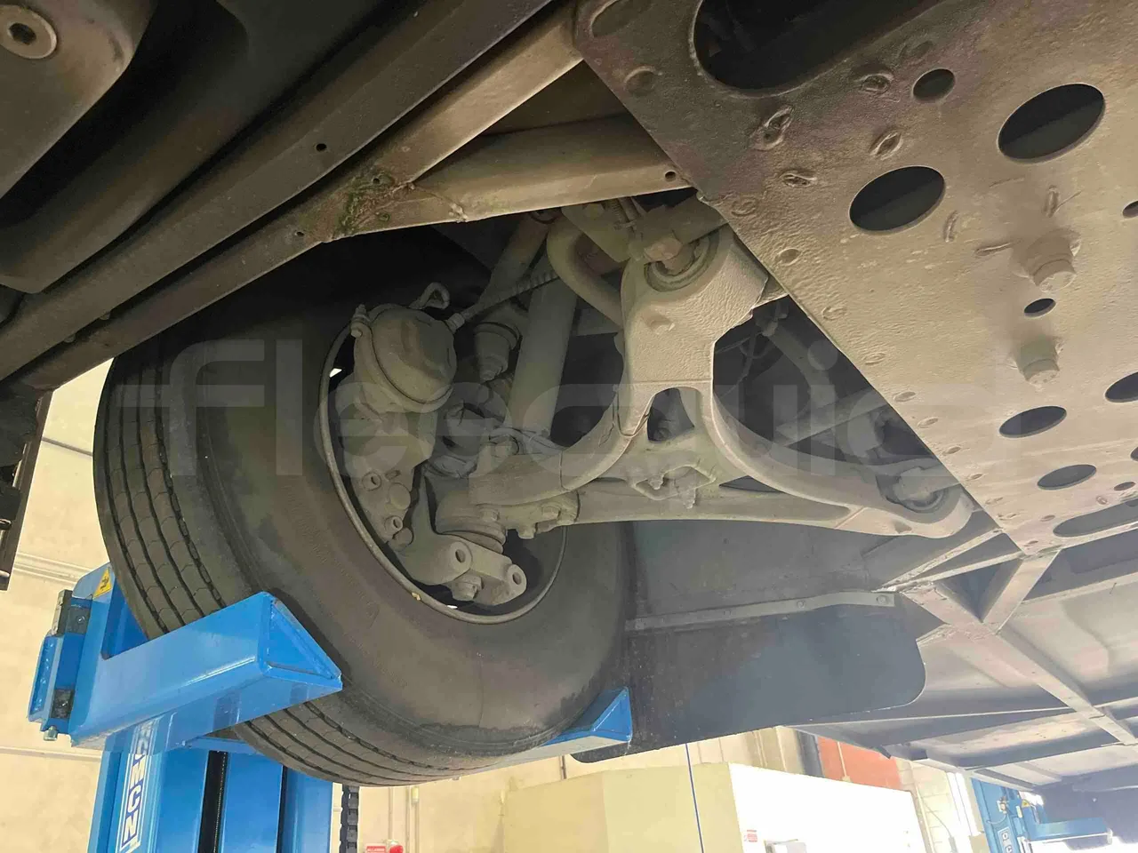 Iveco Crossway - front axle right side