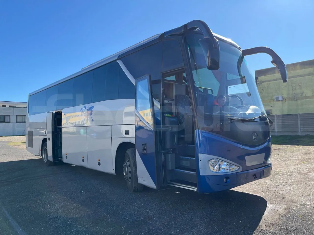 King Long XMQ6127 420-3 - Euro5 - 287kW - 12mt - 3/4 right front doors open