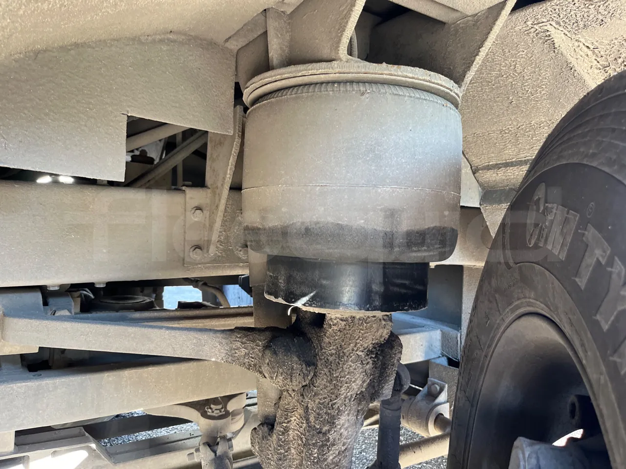 King Long XMQ6127 420-3 - Euro5 - 287kW - 12mt - front air springs left