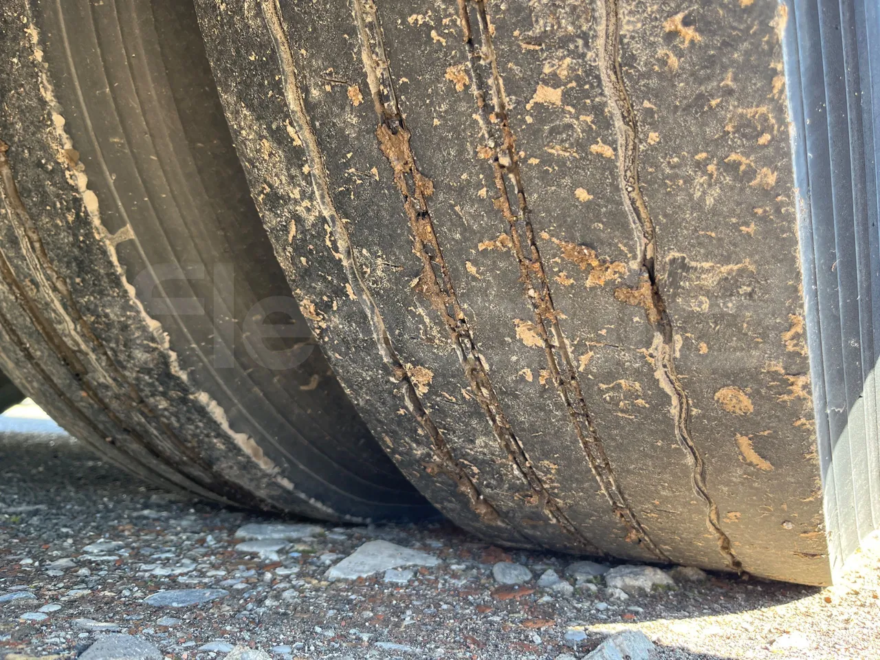 King Long XMQ6127 420-3 - Euro5 - 287kW - 12mt - tread condition second axle tires left