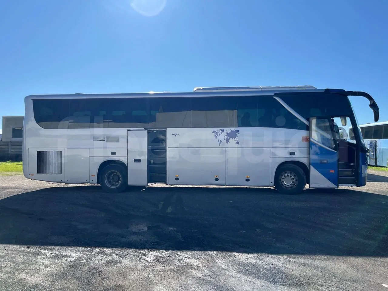 King Long XMQ6127 420-3 - Euro5 - 287kW - 12mt - right side doors open