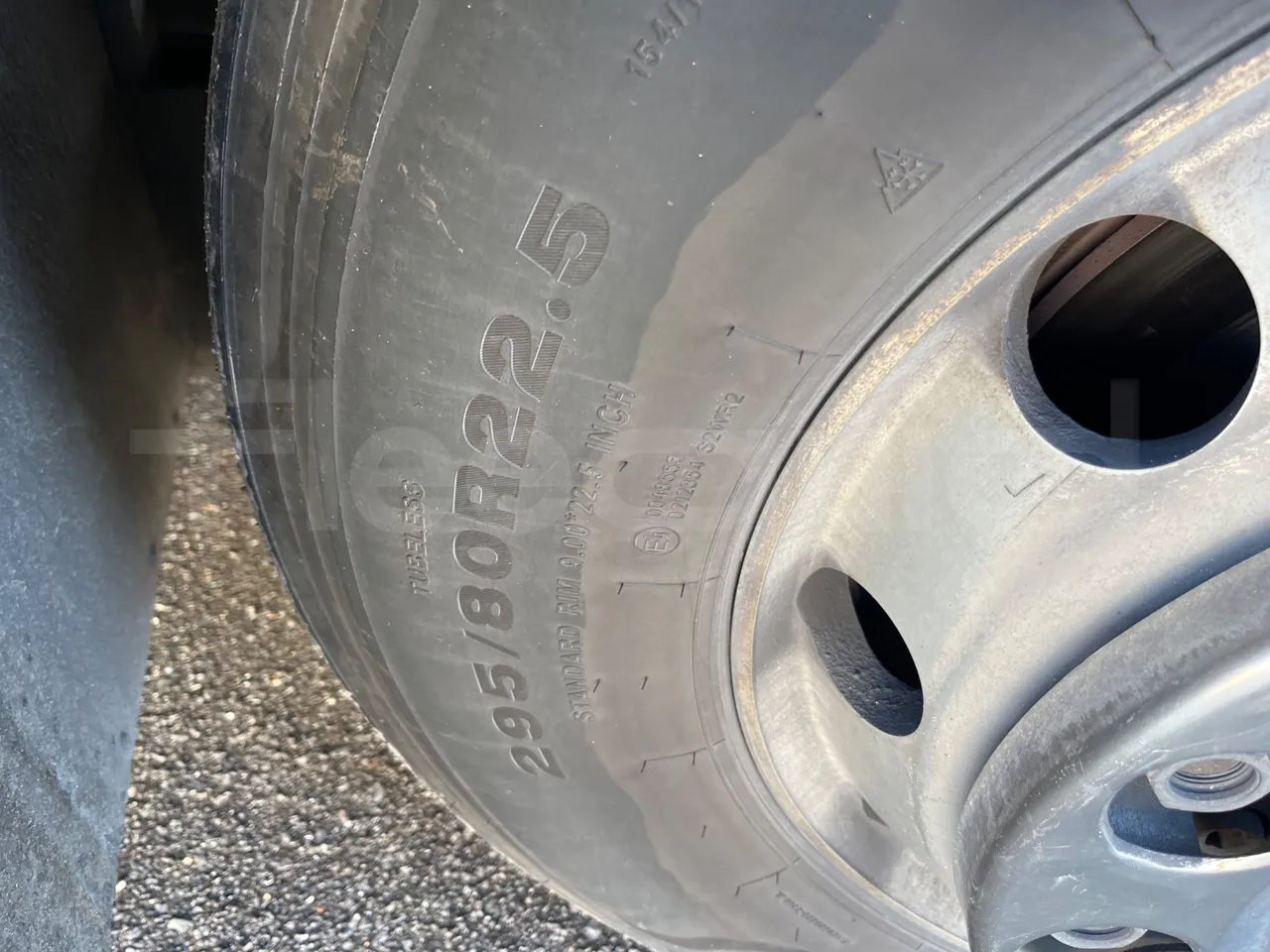 King Long XMQ6127 420-3 - Euro5 - 287kW - 12mt - front left tire measurements