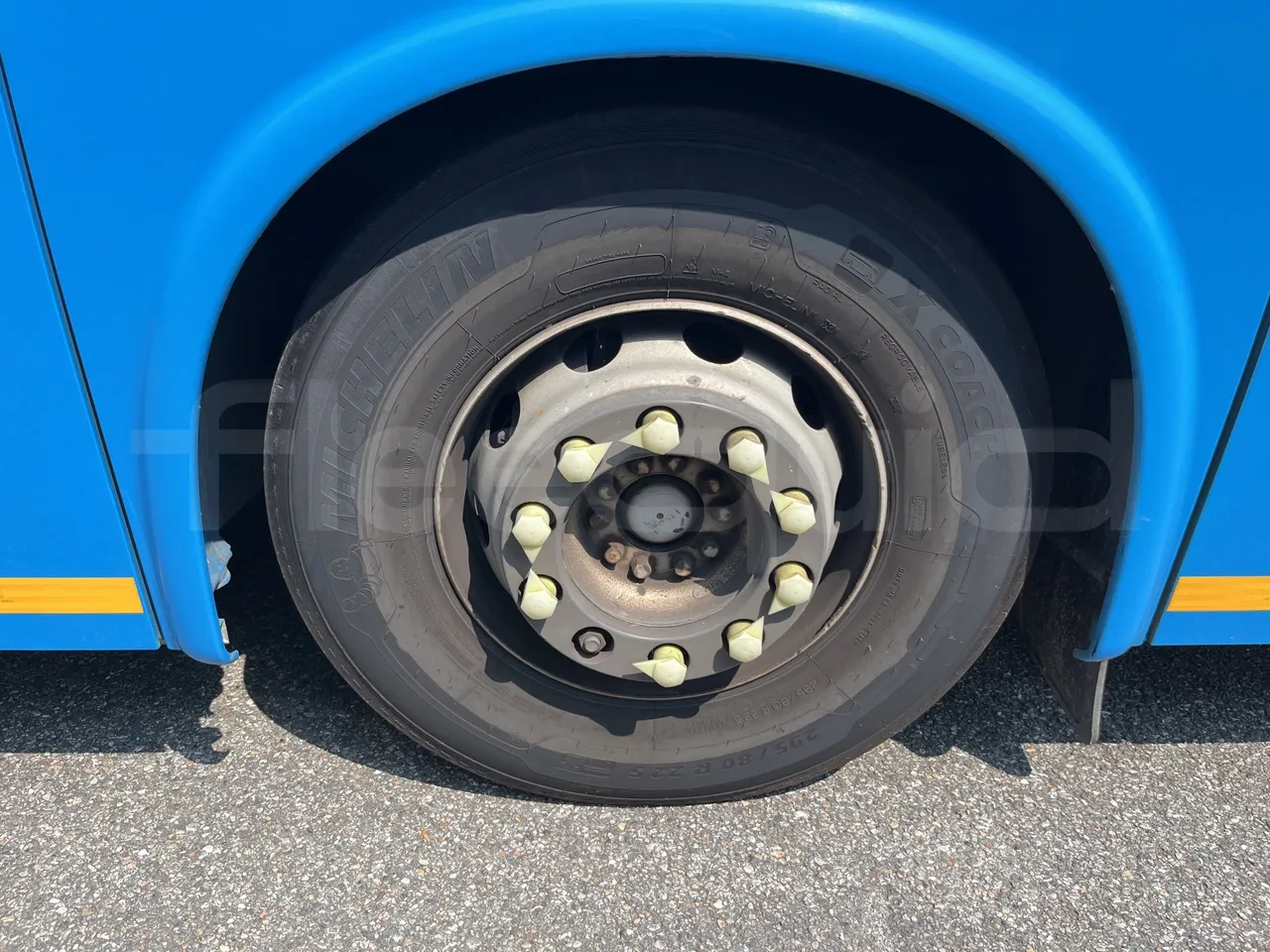 Iveco Crossway - First Axle Left Side: Complete Tyre