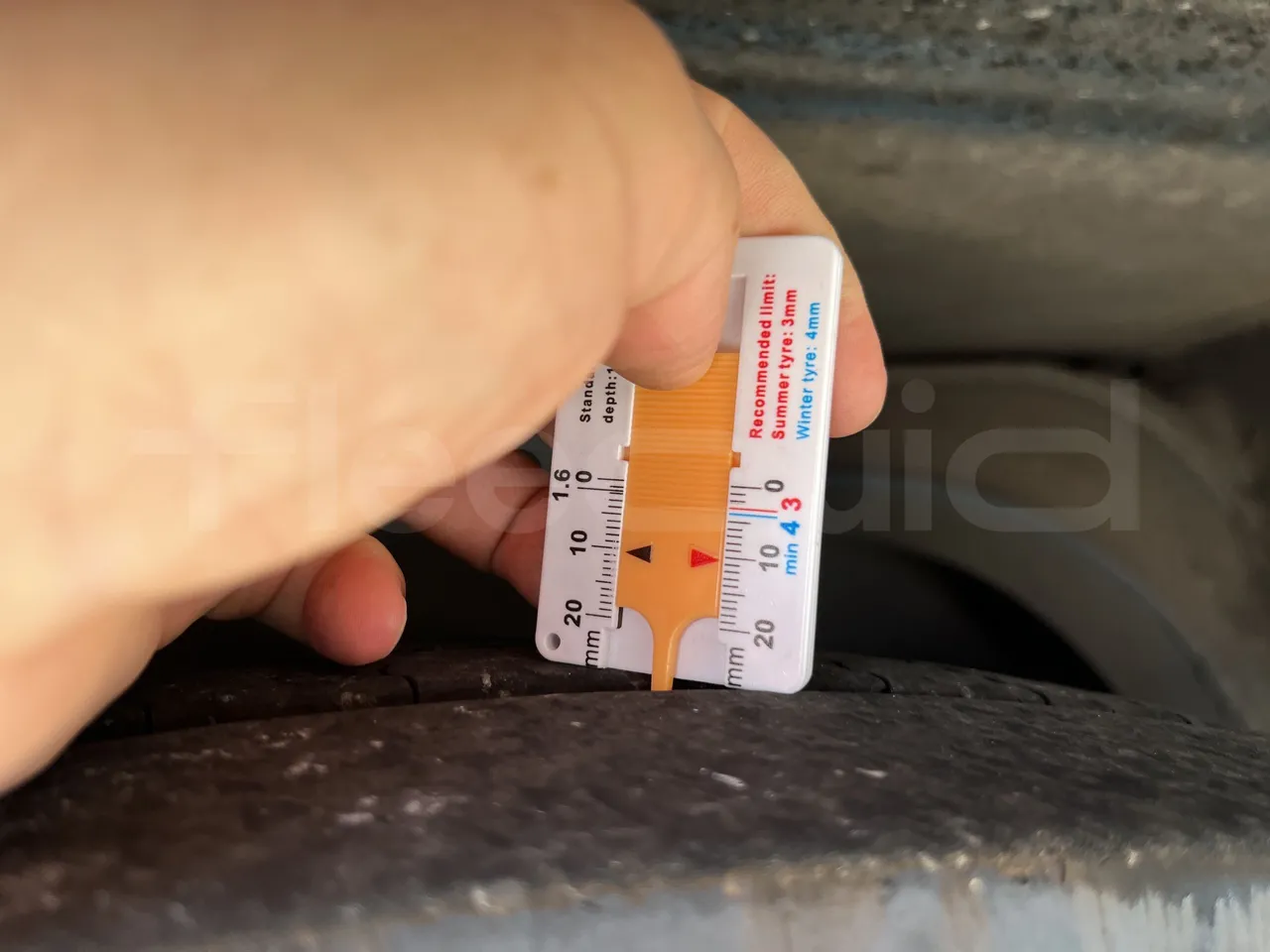 Iveco Crossway - First Axle Left Side: Tyre Thickness