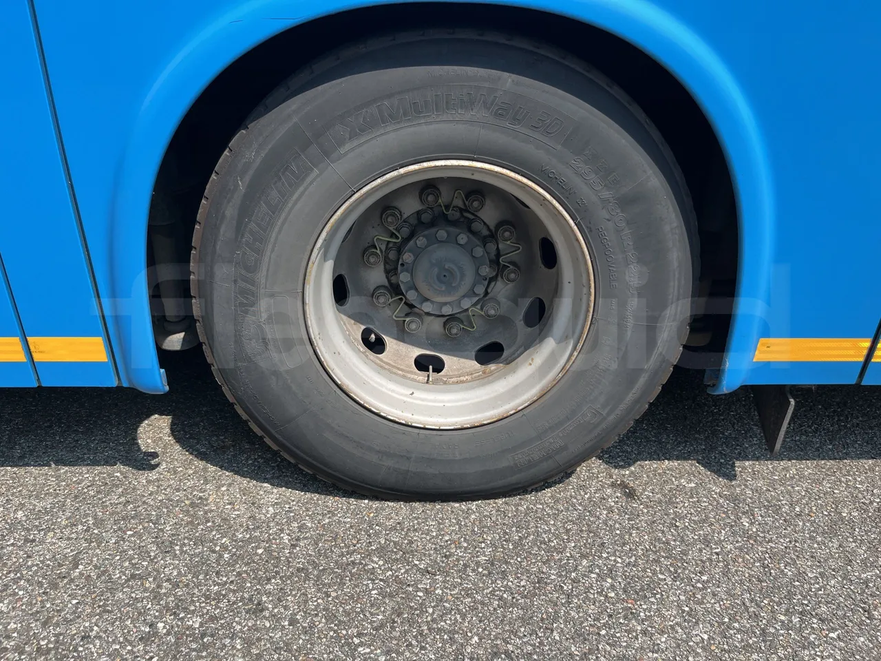Iveco Crossway - Second Axle Left Side: Complete Wheel