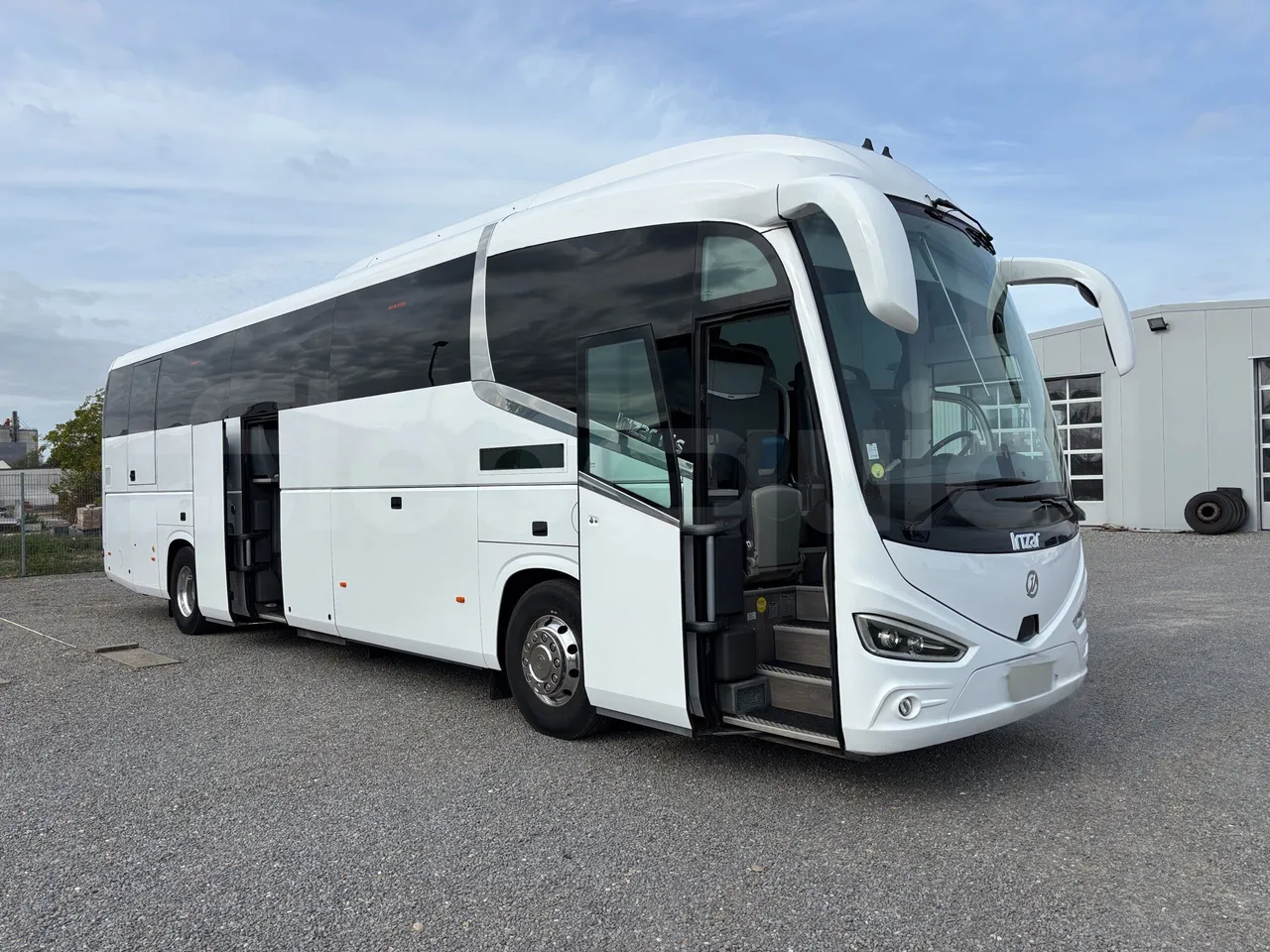 Irizar i6 - 3/4 Front Right Side Doors Open