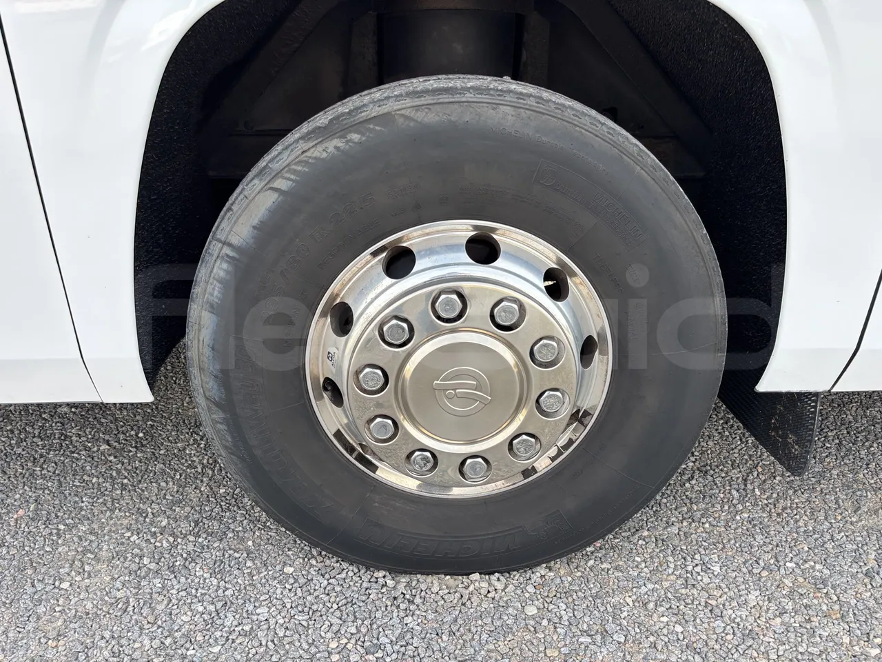 Irizar i6 - First Axle Left Side: Complete Tyre