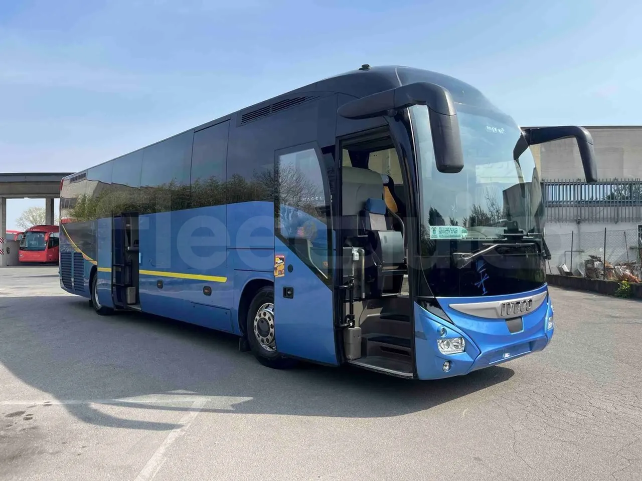 Iveco Magelys SFR2XX - EUR6 - 294kW - 12.265m - 3/4 right front doors open