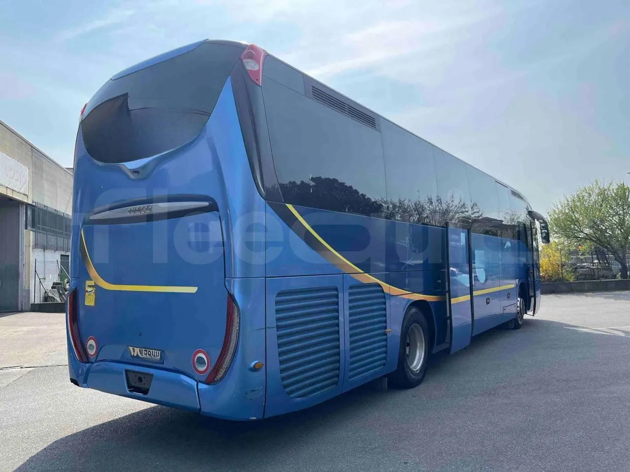 Iveco Magelys SFR2XX - EUR6 - 294kW - 12.265m - 3/4 right rear doors open