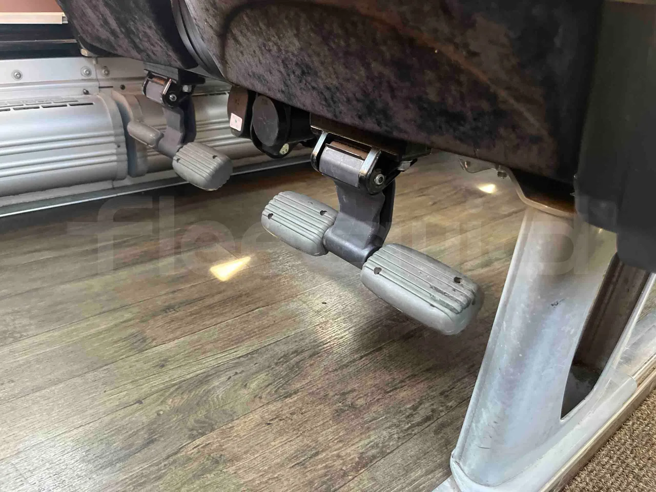 Iveco Magelys SFR2XX - EUR6 - 294kW - 12.265m - footrest detail photo