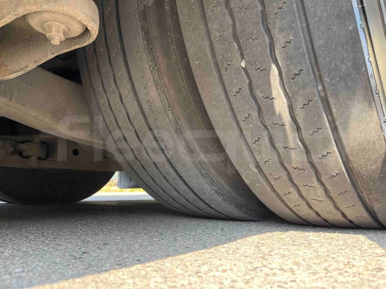 Iveco Magelys SFR2XX - EUR6 - 294kW - 12.265m - tread condition second axle tires left