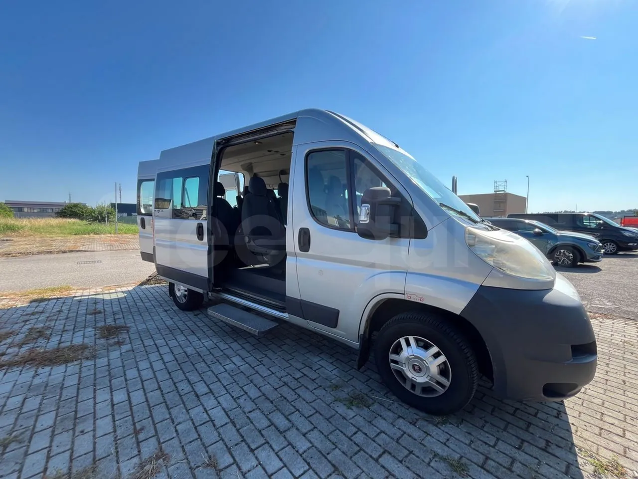 Fiat Ducato 250B/Euro4 - 0.88 Kw - 5,413 Mt - 3/4 right front doors open