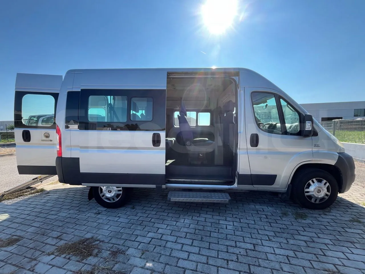 Fiat Ducato 250B/Euro4 - 0.88 Kw - 5,413 Mt - right side doors open