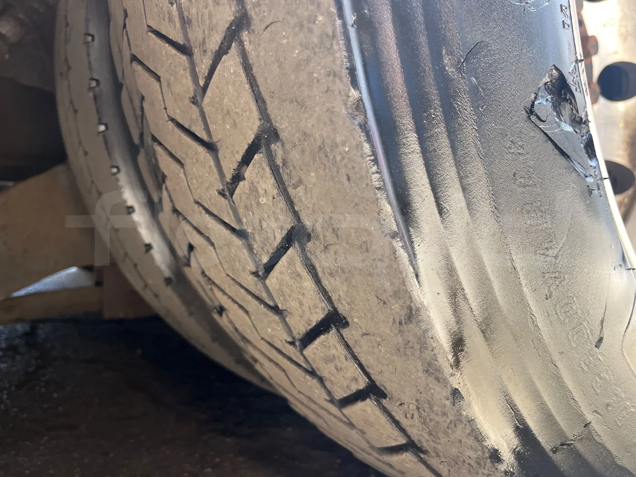 Ankai HFF6110GS1 ANKAI - Euro5 - 209kW - 11.400mt - tread condition front tires left