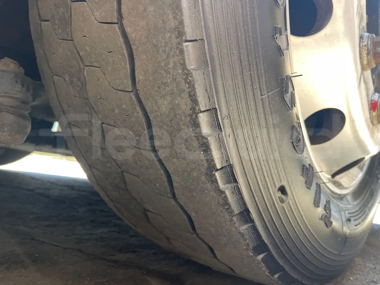 Ankai HFF6110GS1 ANKAI - Euro5 - 209kW - 11.400mt - tread condition front tires right