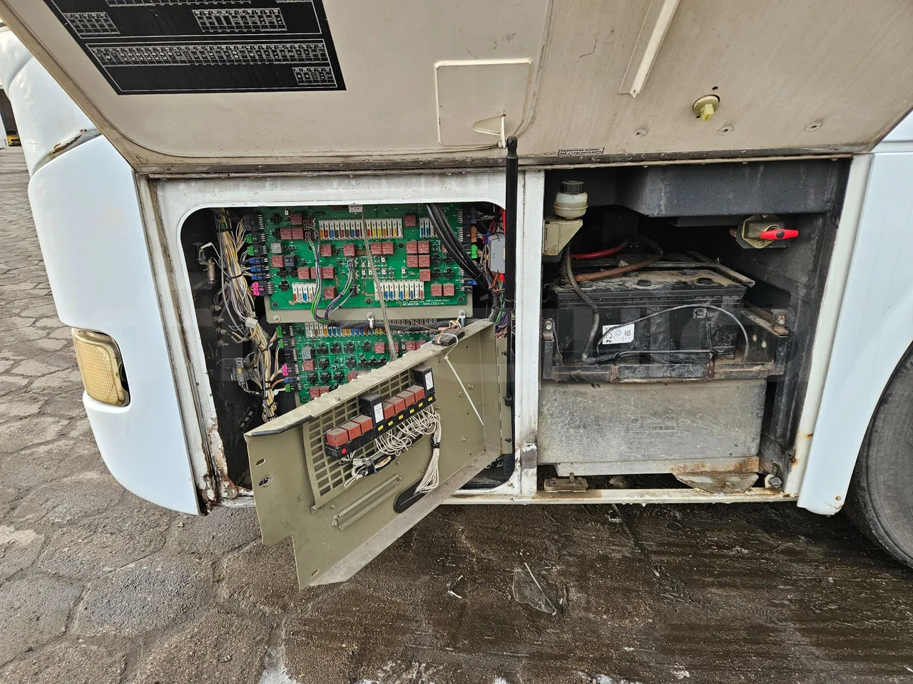 Irisbus Arway SFR160 -7A -  Euro4 - 243kW - 12.756mt - external compartments photo