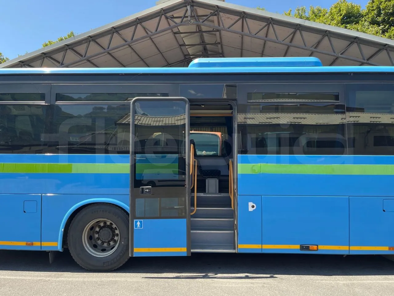 Iveco Crossway SFR160/ Euro 5 - 280 Kw - 10,655 Mt - front door 3 open (mandatory for bus to scrap)