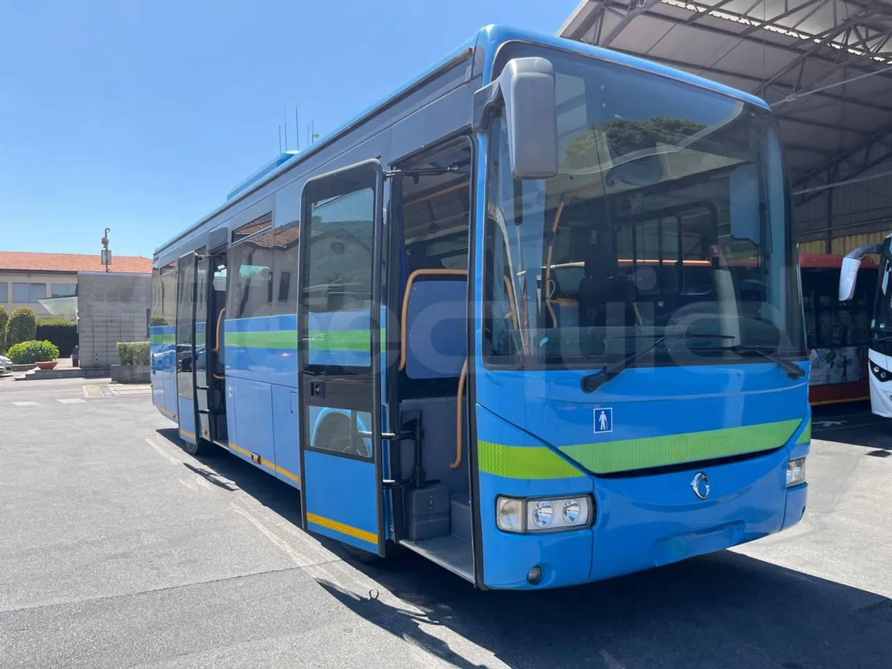 Iveco Crossway SFR160/ Euro 5 - 280 Kw - 10,655 Mt - 3/4 right front doors open