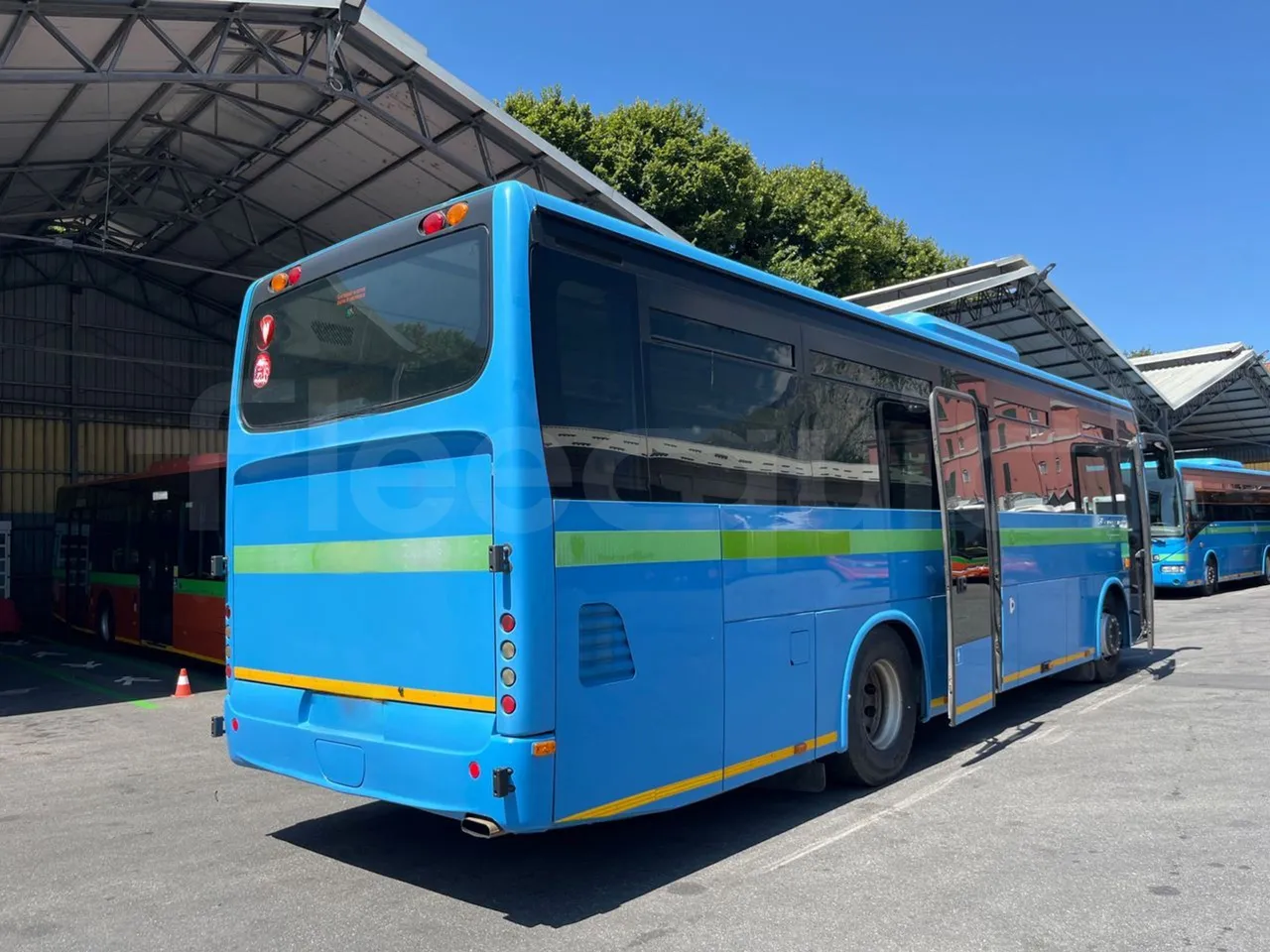 Iveco Crossway SFR160/ Euro 5 - 280 Kw - 10,655 Mt - 3/4 right rear doors open