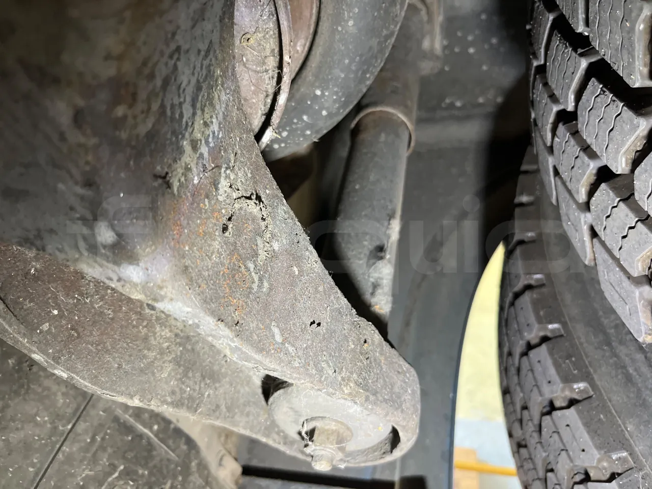 Iveco Crossway SFR160/ Euro 5 - 280 Kw - 10,655 Mt - axle 2 shock absorbers 2 left