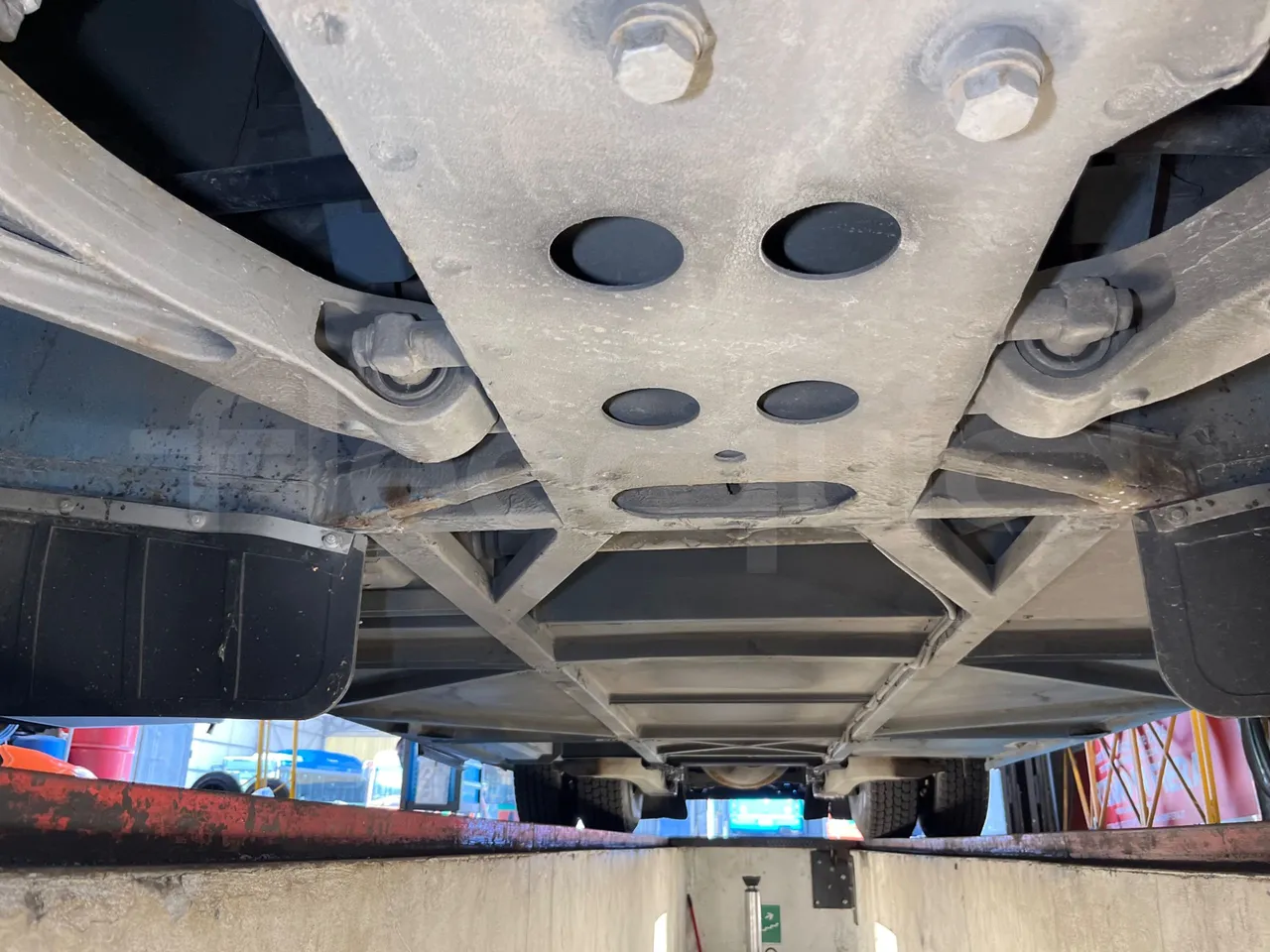 Iveco Crossway SFR160/ Euro 5 - 280 Kw - 10,655 Mt - central undercarriage photo