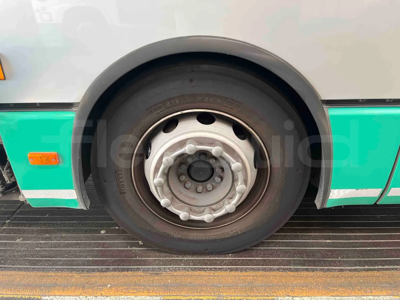 Iveco Citelis - tread condition front tires left