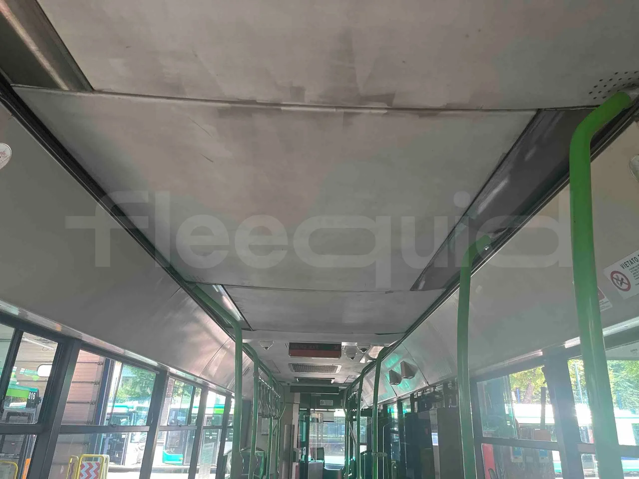 Iveco Citelis - overhead compartments photo