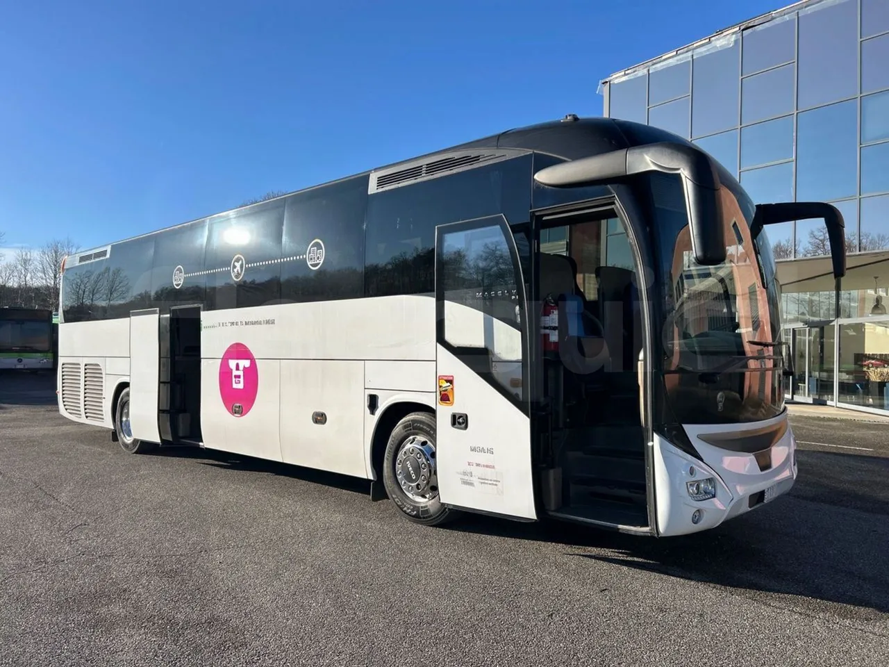 Iveco Magelys SFR2XX QC E8CU - EURO 6 - 294 Kw - 12.830 mt - 3/4 right front doors open