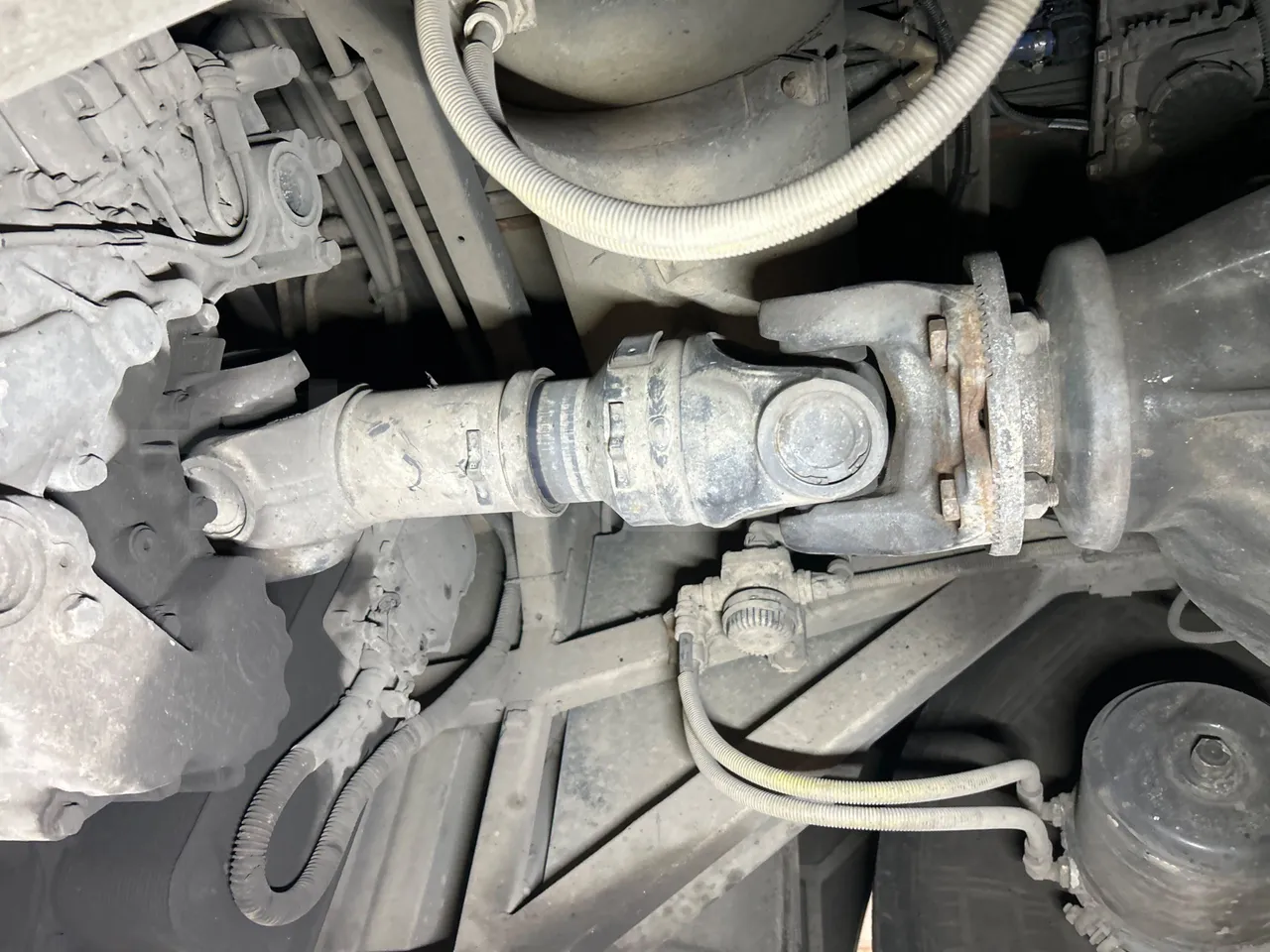 Iveco Magelys SFR2XX QC E8CU - EURO 6 - 294 Kw - 12.830 mt - driveshaft photo