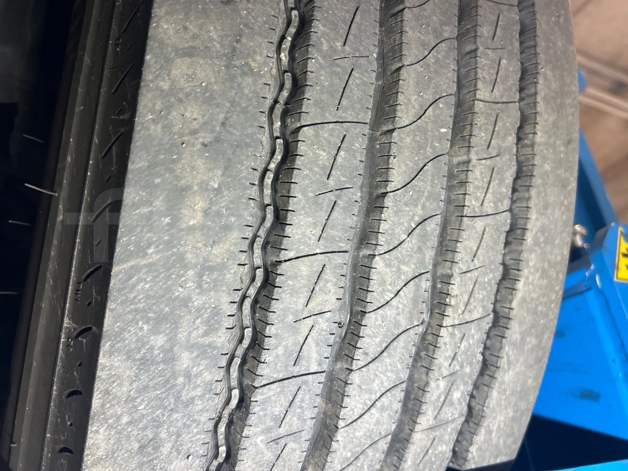 Iveco Magelys SFR2XX QC E8CU - EURO 6 - 294 Kw - 12.830 mt - tread condition front tires left