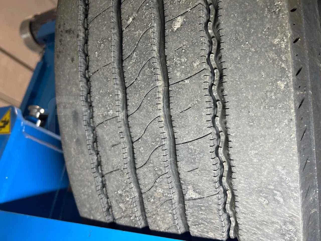 Iveco Magelys SFR2XX QC E8CU - EURO 6 - 294 Kw - 12.830 mt - tread condition front tires right