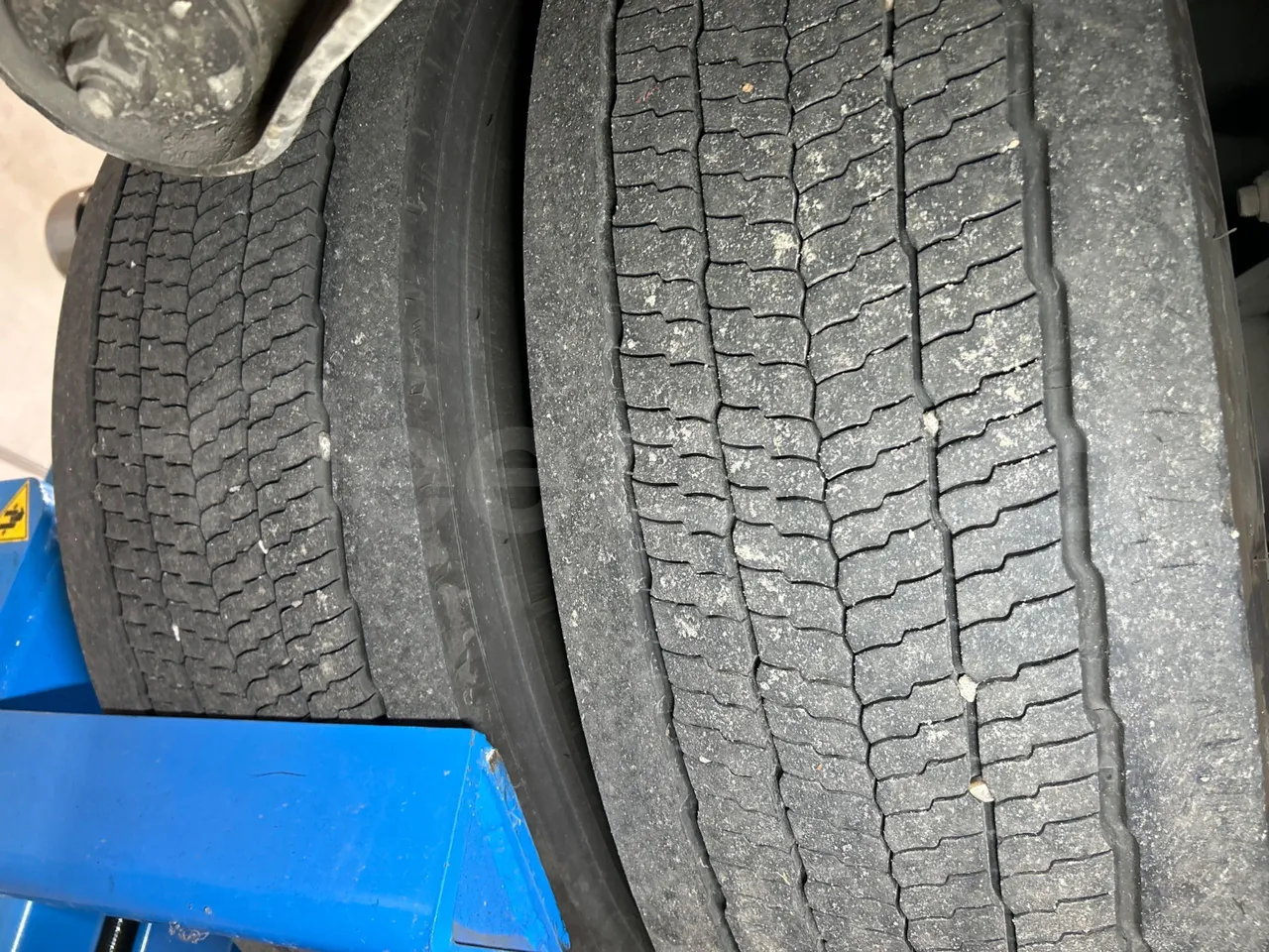 Iveco Magelys SFR2XX QC E8CU - EURO 6 - 294 Kw - 12.830 mt - tread condition second axle tires left