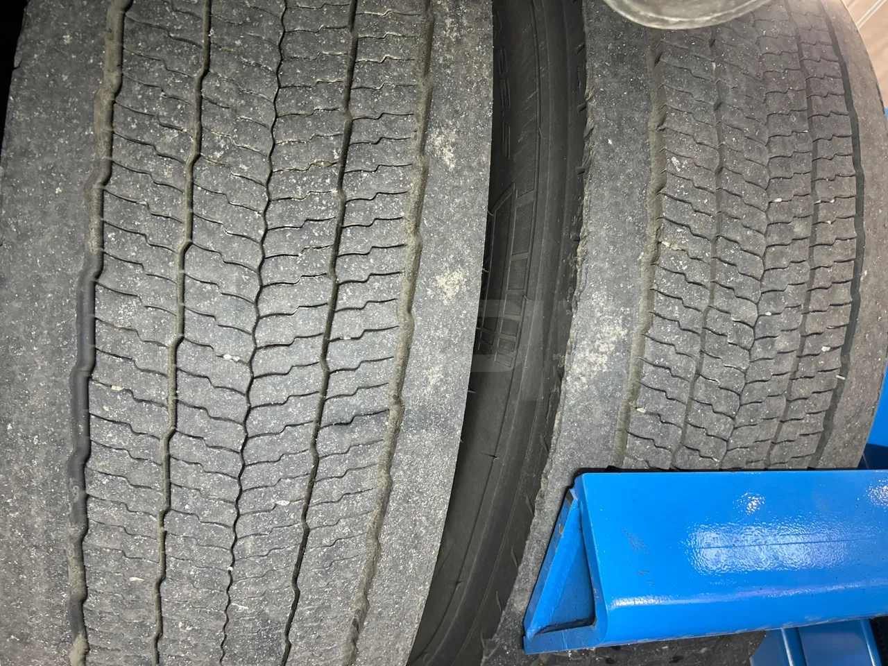 Iveco Magelys SFR2XX QC E8CU - EURO 6 - 294 Kw - 12.830 mt - tread condition second axle tires right