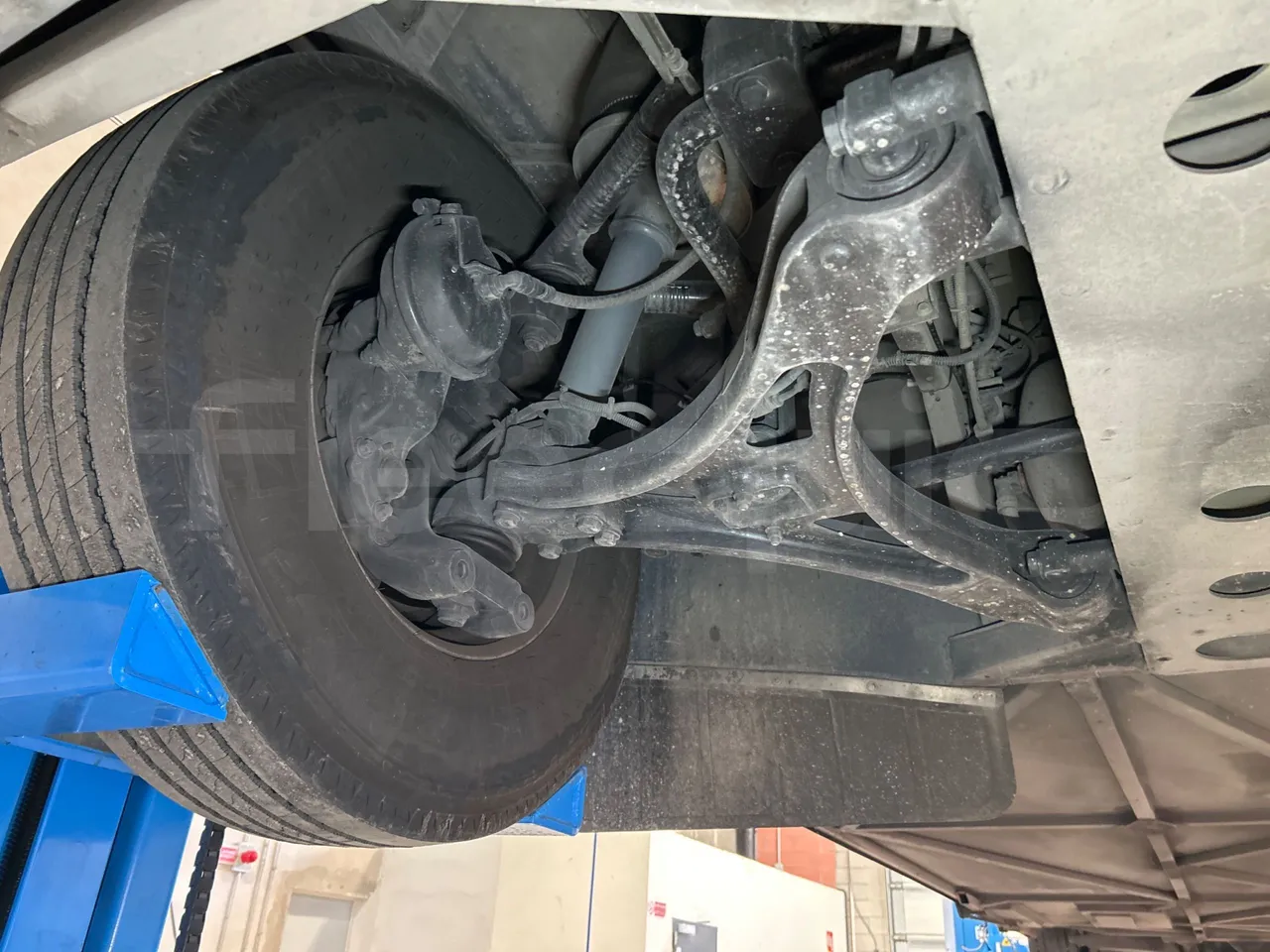 Iveco Magelys SFR2XX QC E8CU - EURO 6 - 294 Kw - 12.830 mt - front axle right side