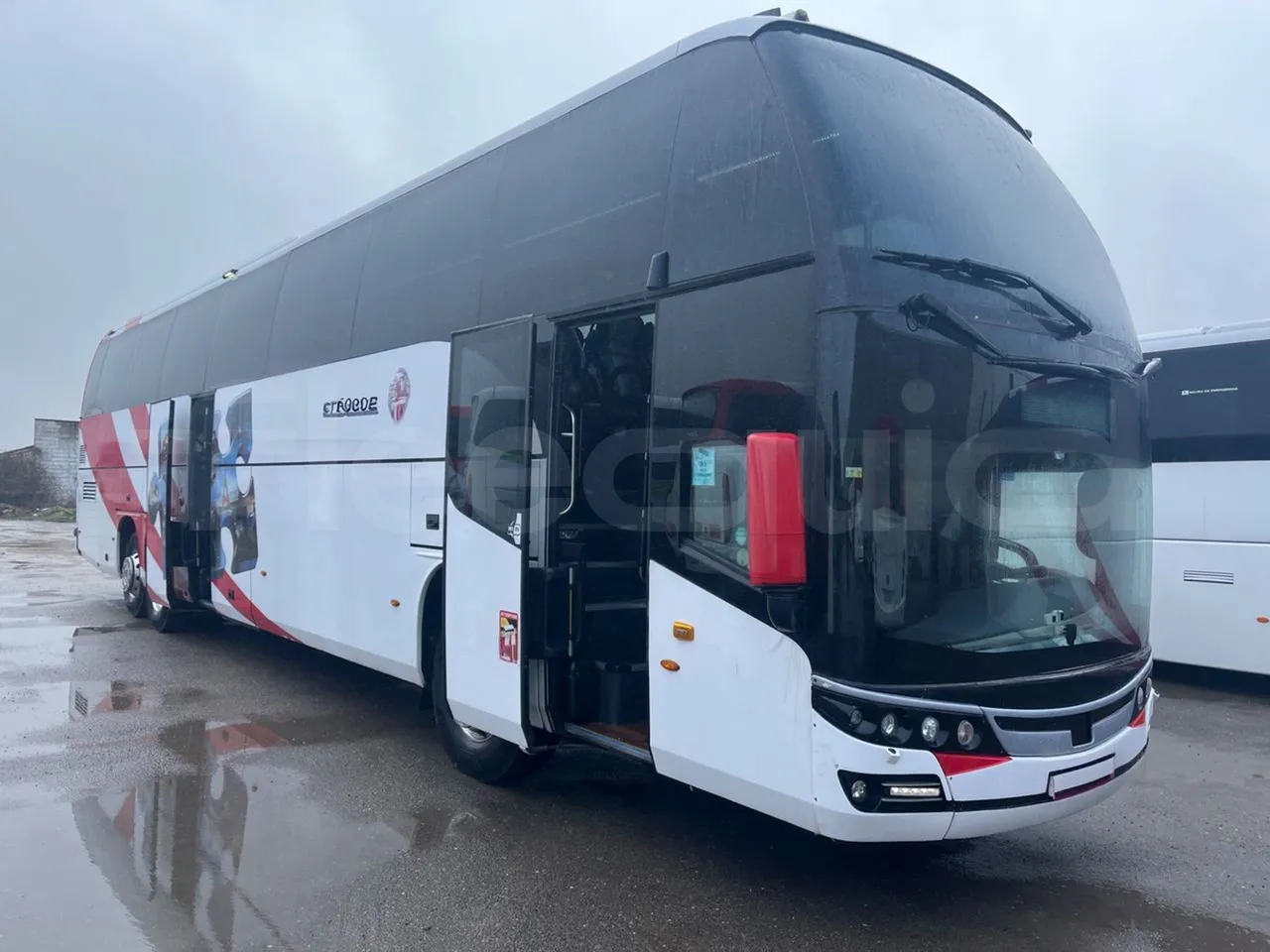 Volvo Beulas Glory B3RJ3C60C - Euro 6 - 345 kW - 14.600 mt - 3/4 right front doors open