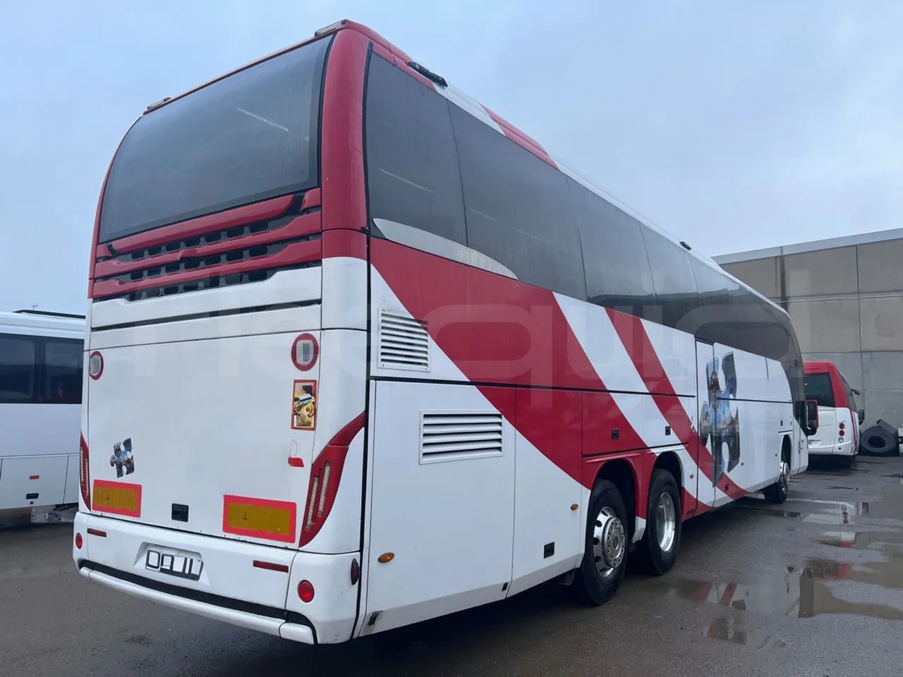 Volvo Beulas Glory B3RJ3C60C - Euro 6 - 345 kW - 14.600 mt - 3/4 right rear doors closed