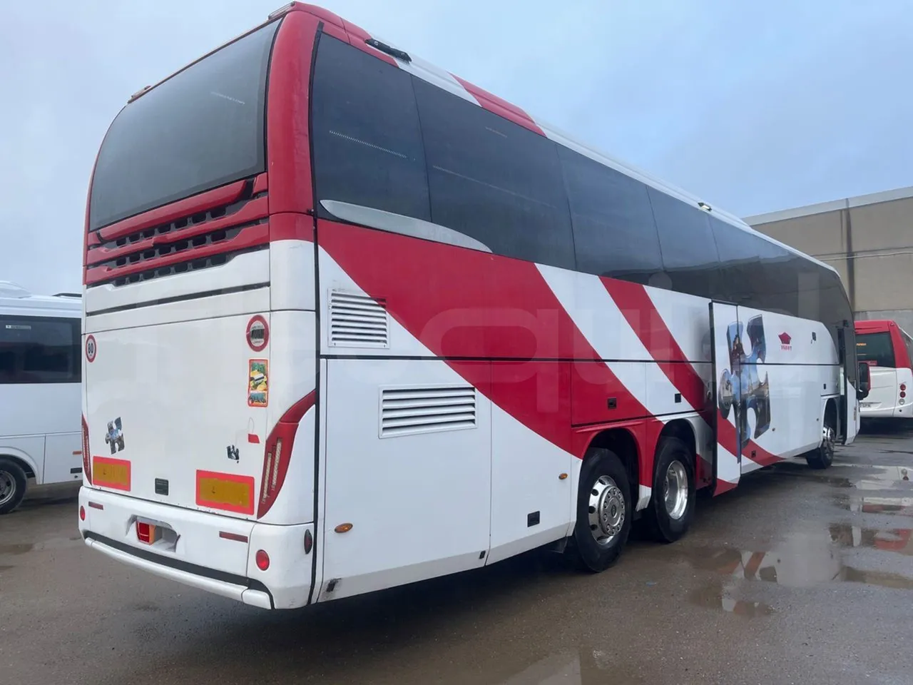 Volvo Beulas Glory B3RJ3C60C - Euro 6 - 345 kW - 14.600 mt - 3/4 right rear doors open