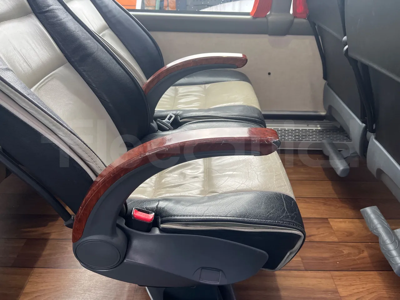 Volvo Beulas Glory B3RJ3C60C - Euro 6 - 345 kW - 14.600 mt - armrest detail photo