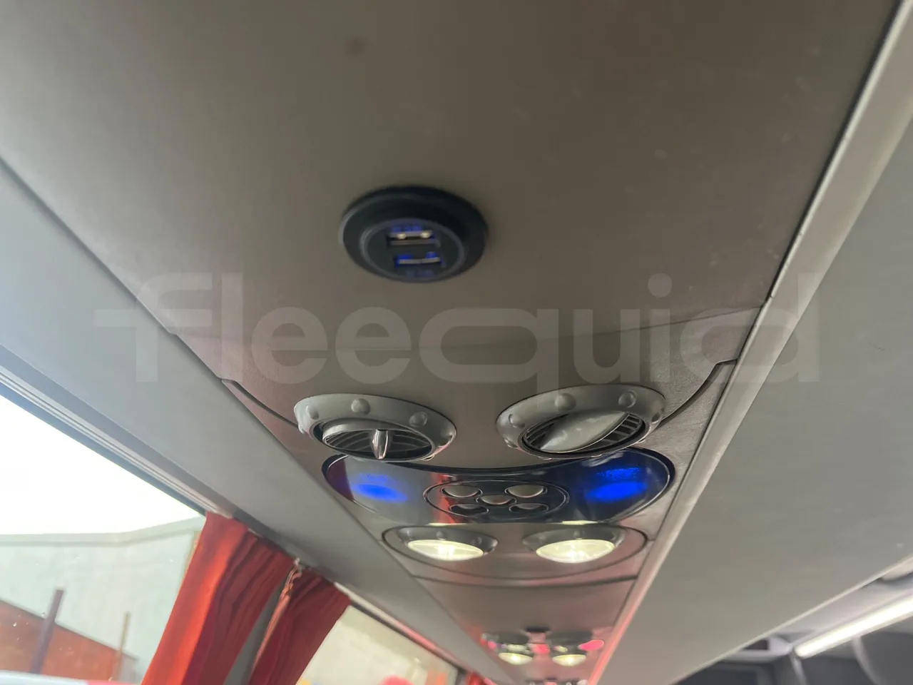 Volvo Beulas Glory B3RJ3C60C - Euro 6 - 345 kW - 14.600 mt - usb charging detail