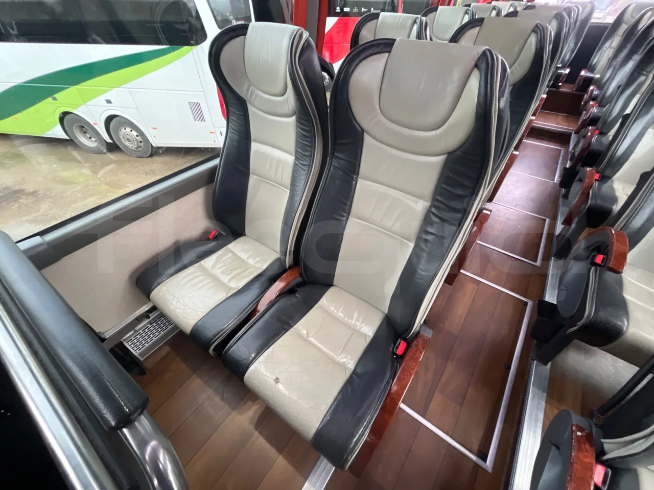 Volvo Beulas Glory B3RJ3C60C - Euro 6 - 345 kW - 14.600 mt - single seat detail